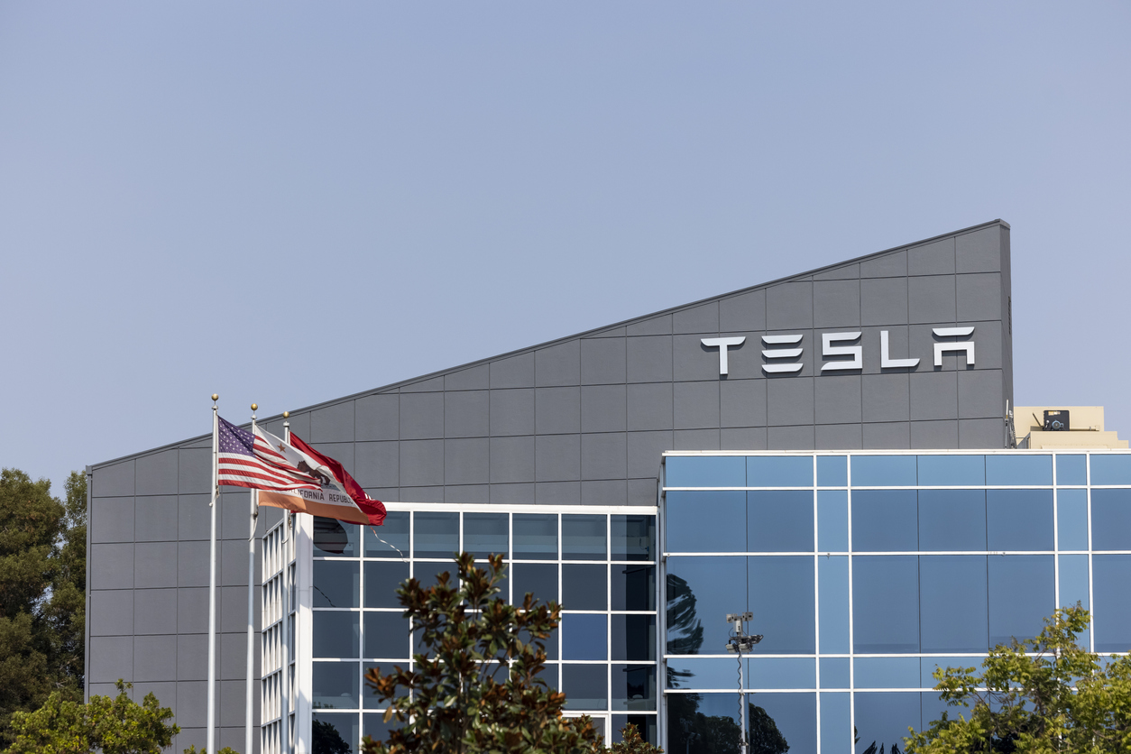 Илон Маск приказал сотрудникам выйти с удаленки. Но в офисе Tesla во Фримонте не хватило рабочих столов          