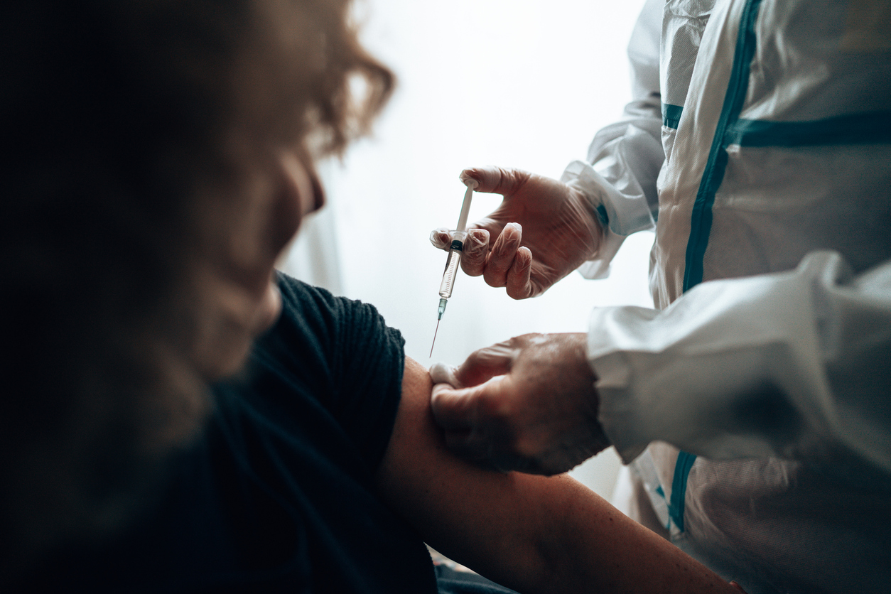 Вакцинация от COVID-19 спасла 20 млн жизней, утверждает Lancet          