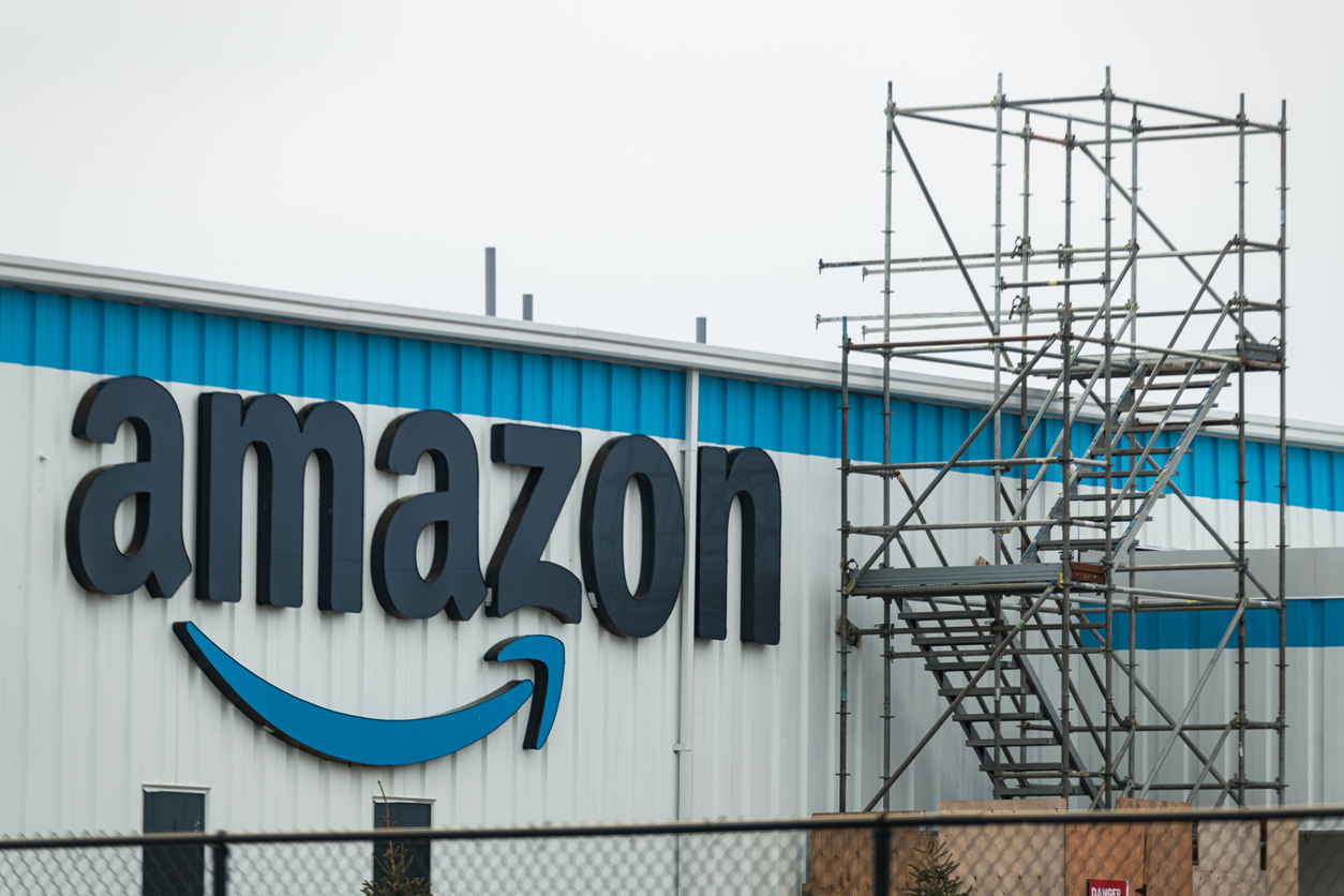 СМИ: Amazon поминутно следит за работниками на складе и увольняет, если они ничего не делают