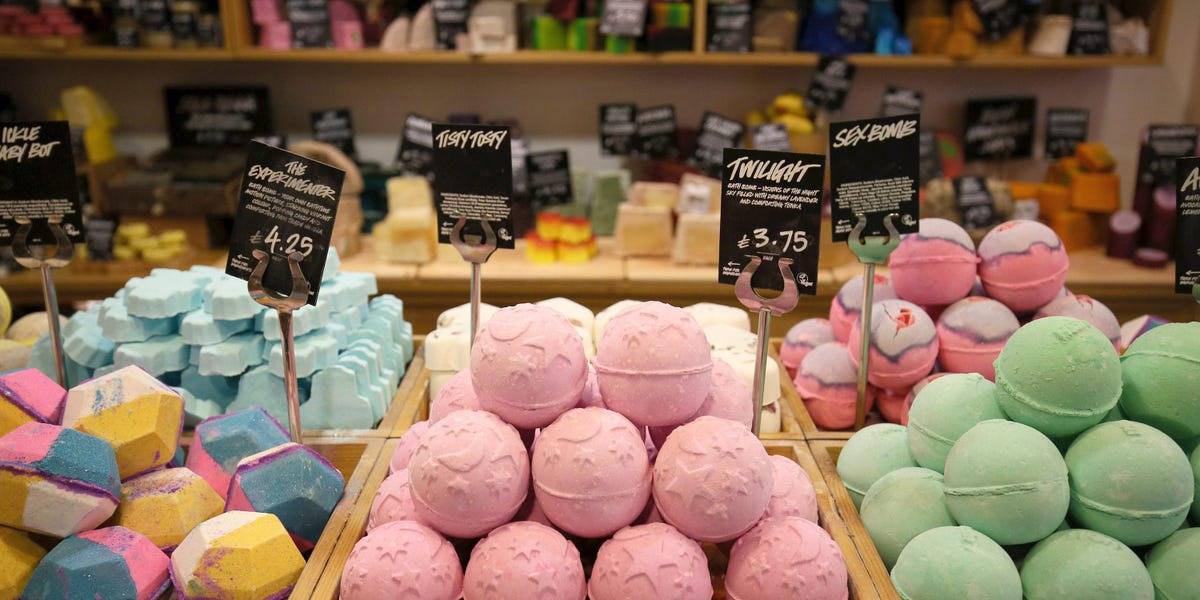 Коммерсант: Lush решила закрыть магазины в России