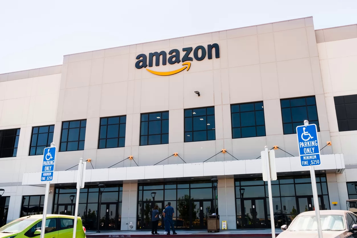 Amazon подала в суд на тысячи администраторов Facebook за фейковые обзоры на товары