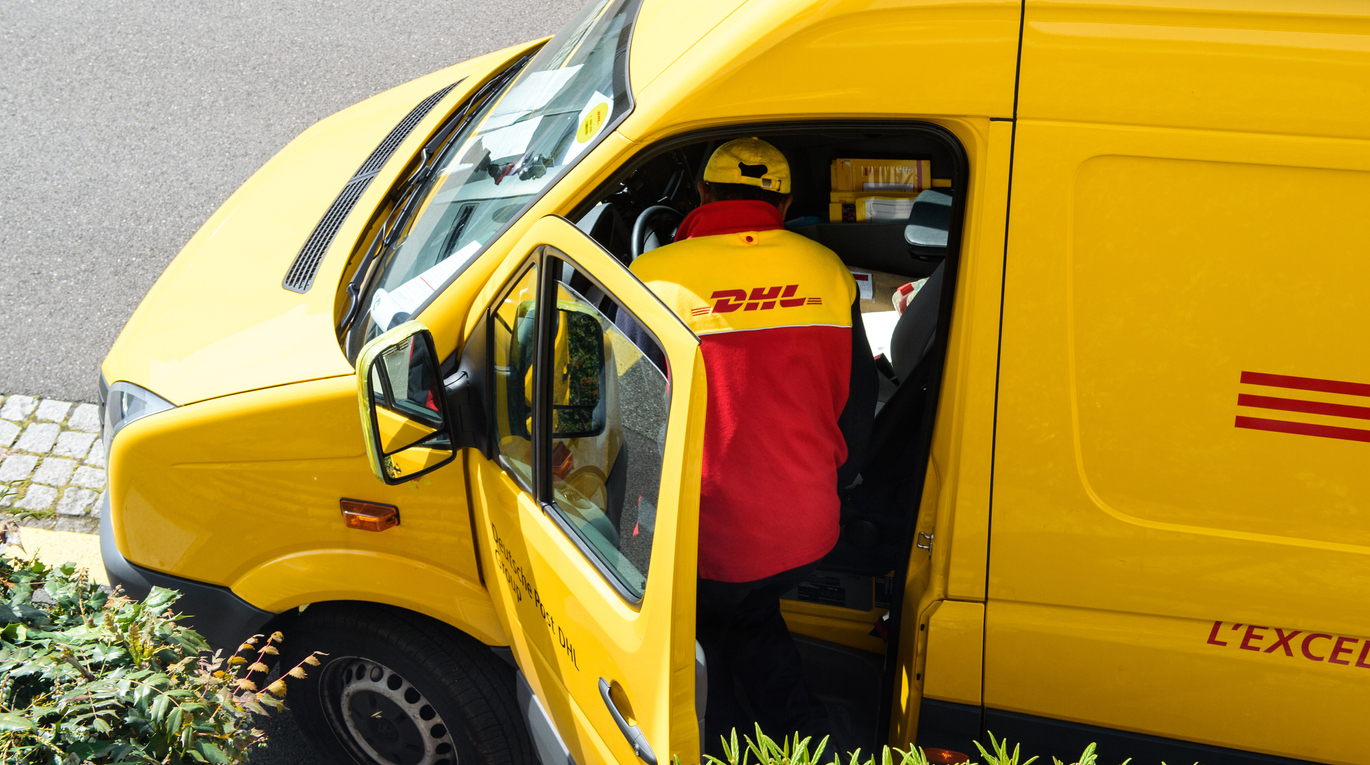 DHL объявила о прекращении доставки посылок по России