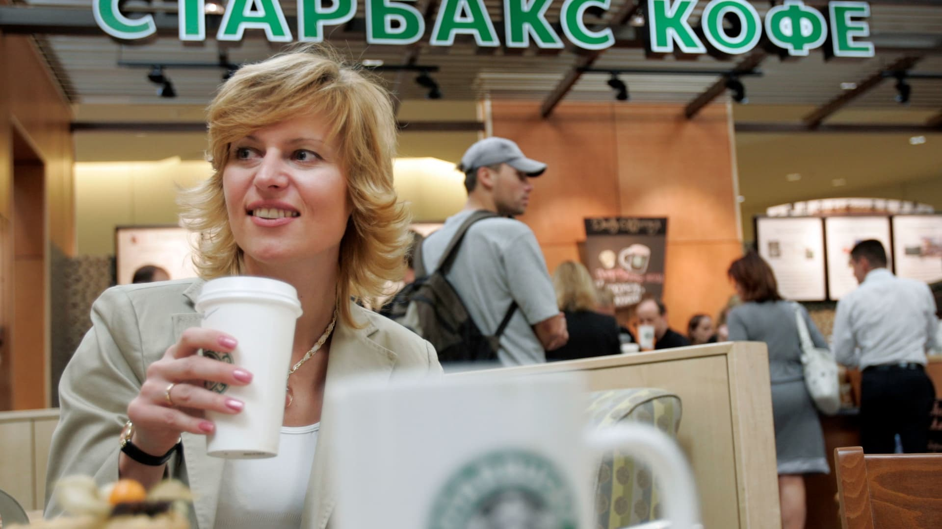 Starbucks продаст российский бизнес ресторатору Антону Пинскому