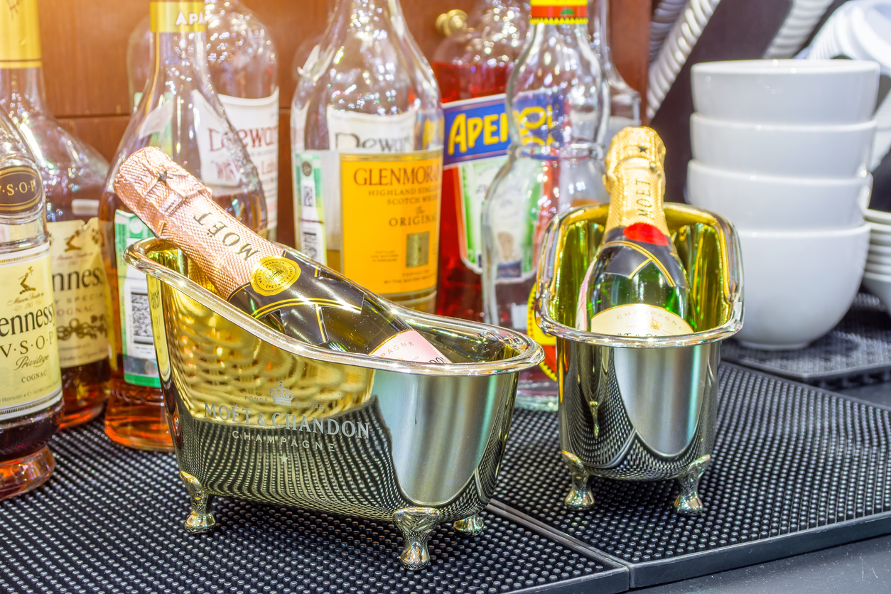 Ретейлеры попросили разрешить параллельный импорт Moёt и Veuve Clicquot. Они опасаются, что россиянам не хватит шампанского на Новый год