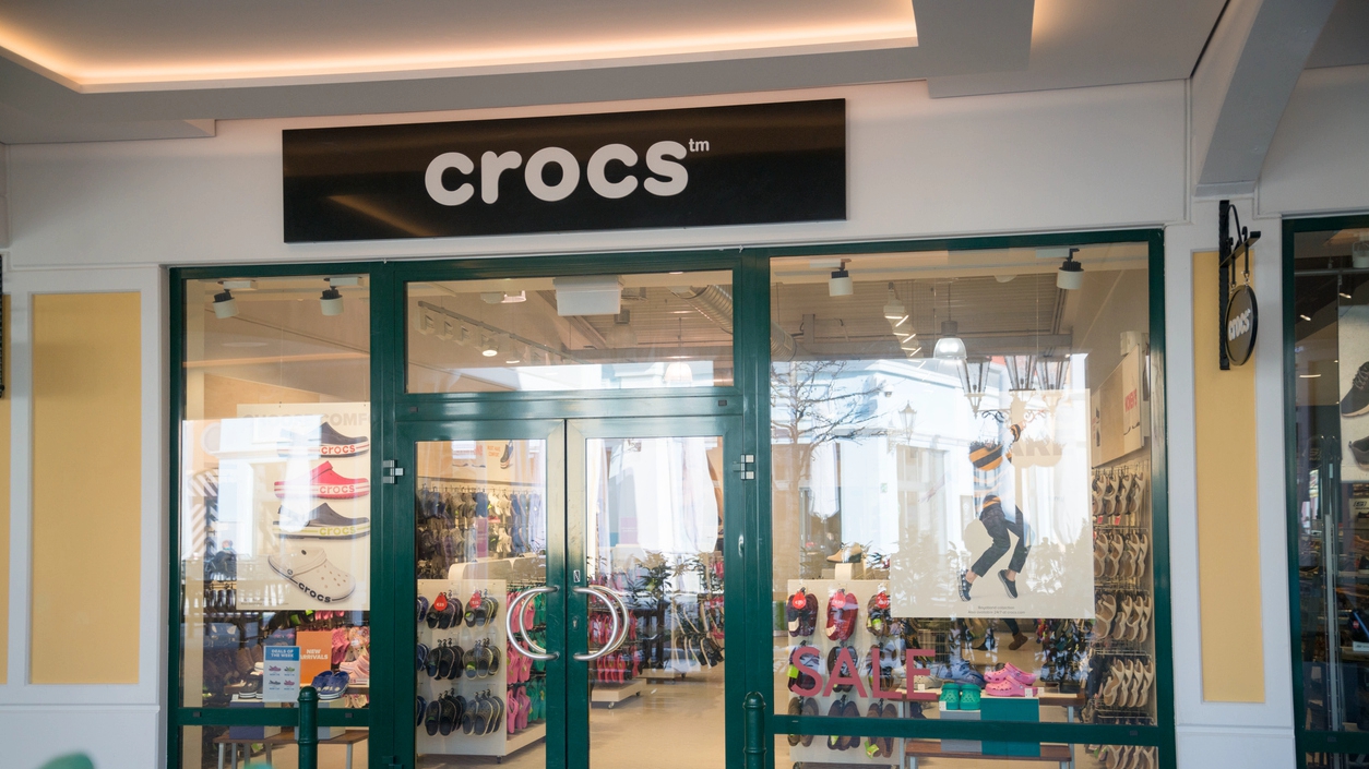 Магазины Crocs в России возобновили работу под новым оператором