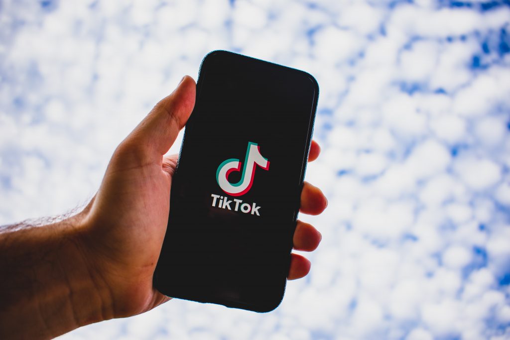 Роскомнадзор обязал поисковики сообщать пользователям о нарушении законодательства TikTok, Telegram и другими          