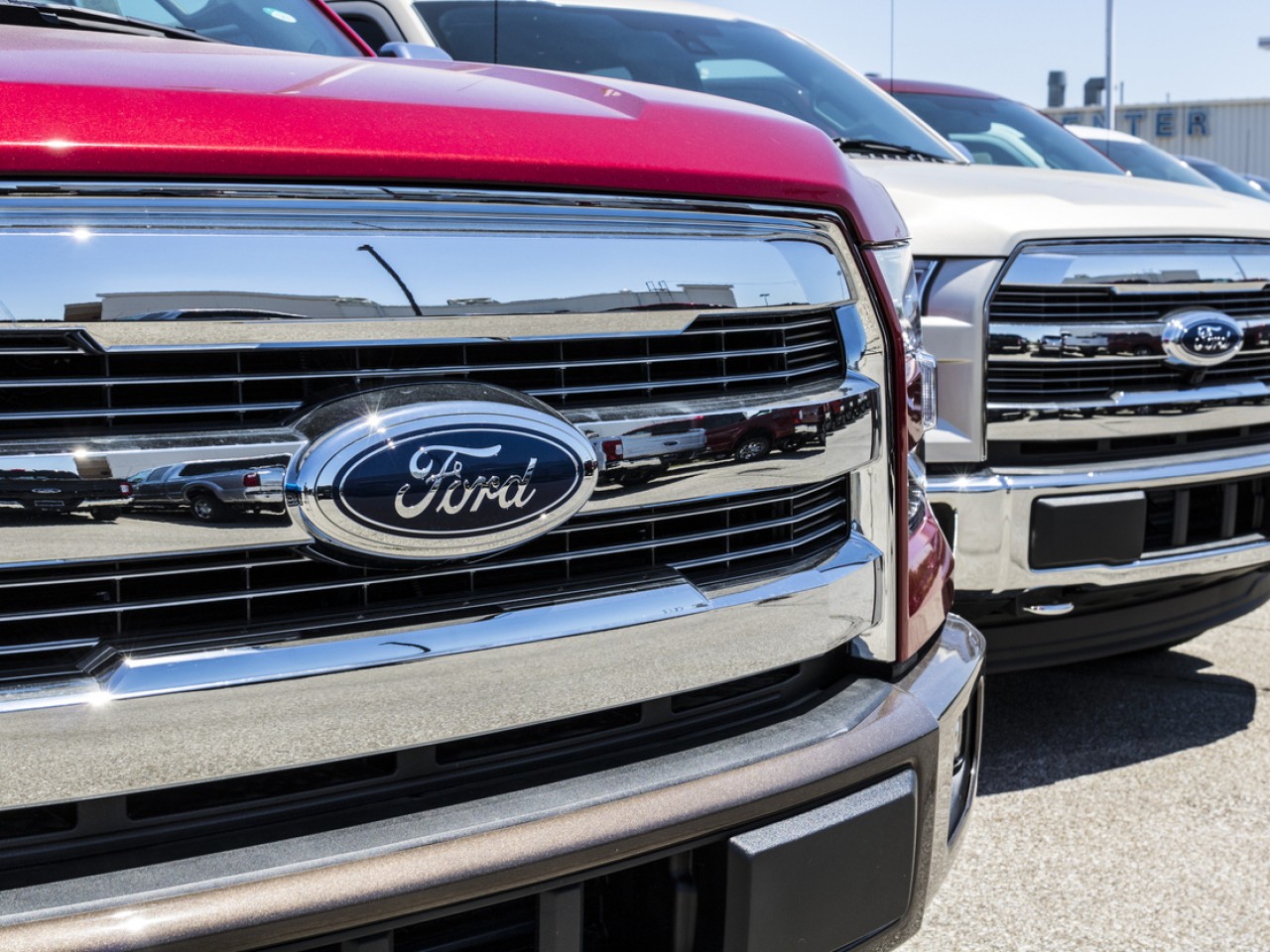 Ford не сможет поставить ряд моделей из-за отсутствия фирменных шильдиков