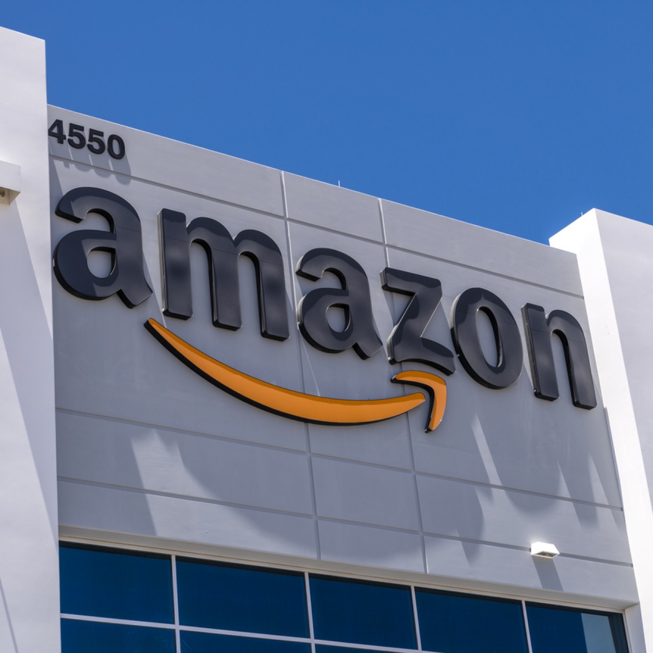 Amazon отправила сотрудникам сообщения о бонусах, а потом заявила, что ошиблась в расчетах