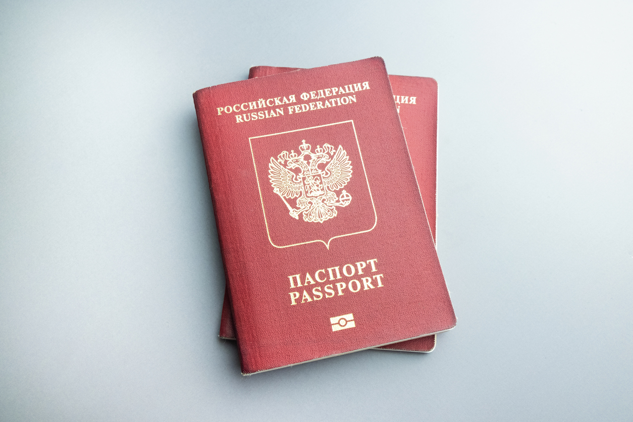 МИД России возобновил выдачу 10-летних загранпаспортов          