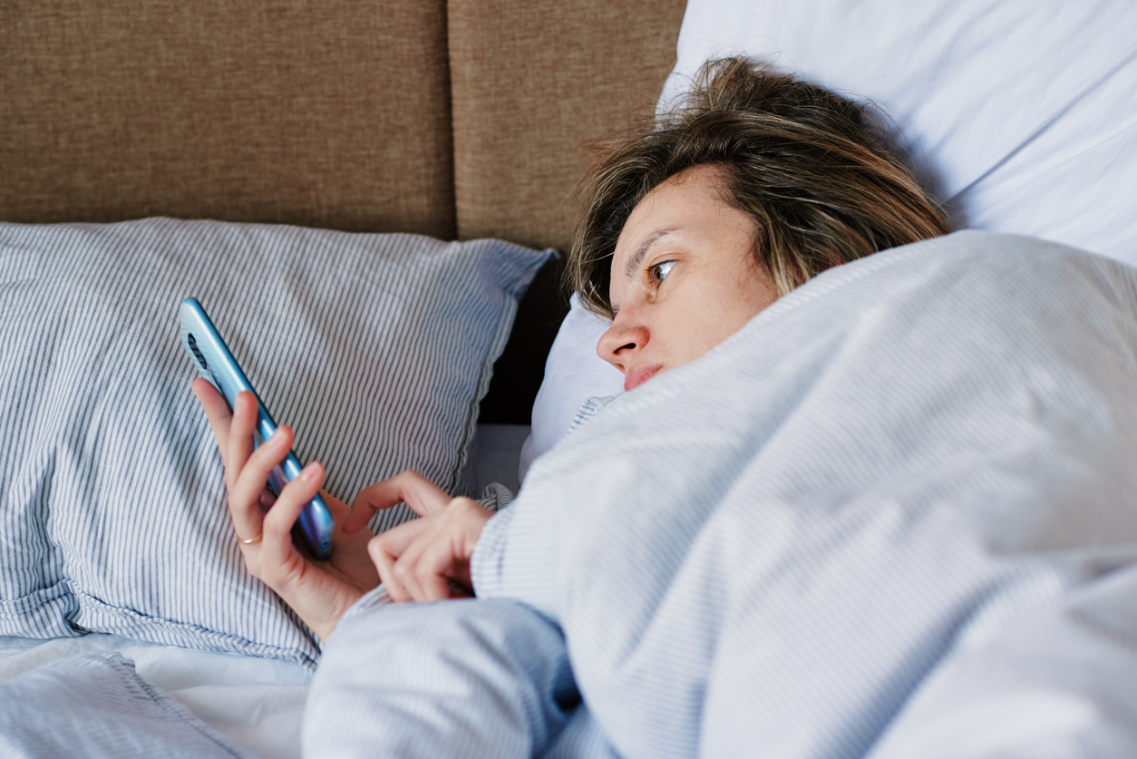 Американские ученые выяснили, как связаны чтение новостей в кровати и качество сна