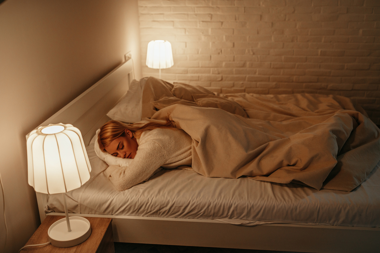 Американские ученые обнаружили связь между искусственным светом во время сна и