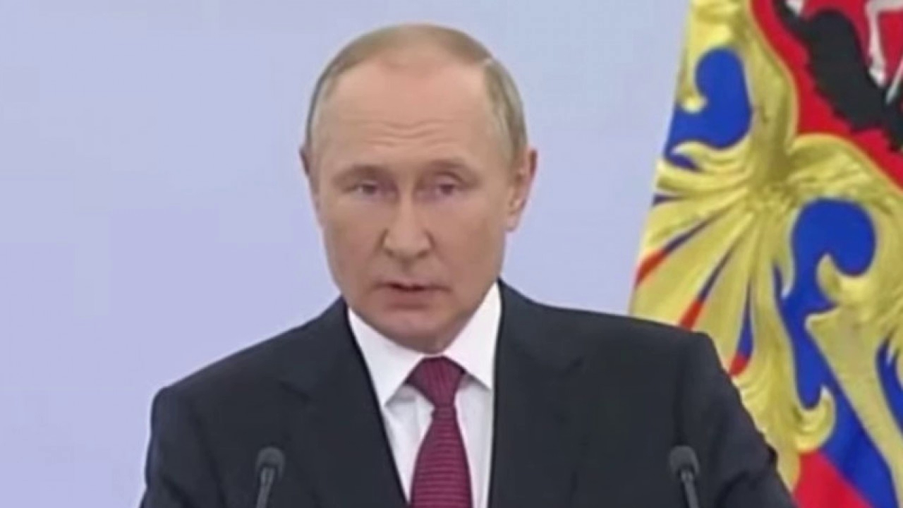 Путин ввел военное положение и особые режимы в нескольких регионах России