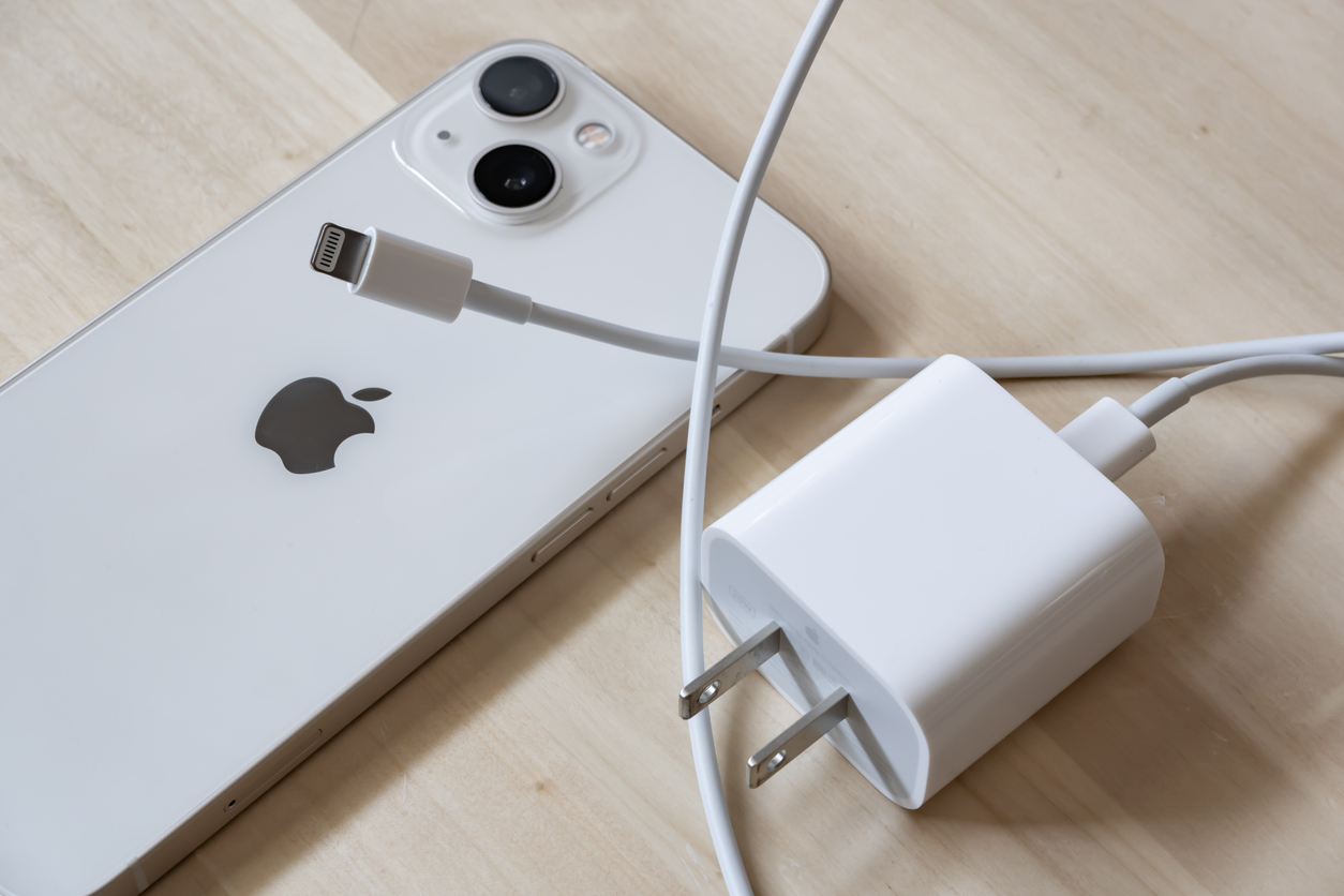 Бразильский суд оштрафовал Apple на $19 млн за продажу iPhone без зарядок          