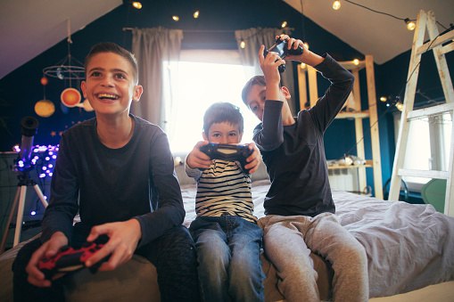 У детей, которые играют в видеоигры более 20 часов в неделю, лучше память и моторные навыки          