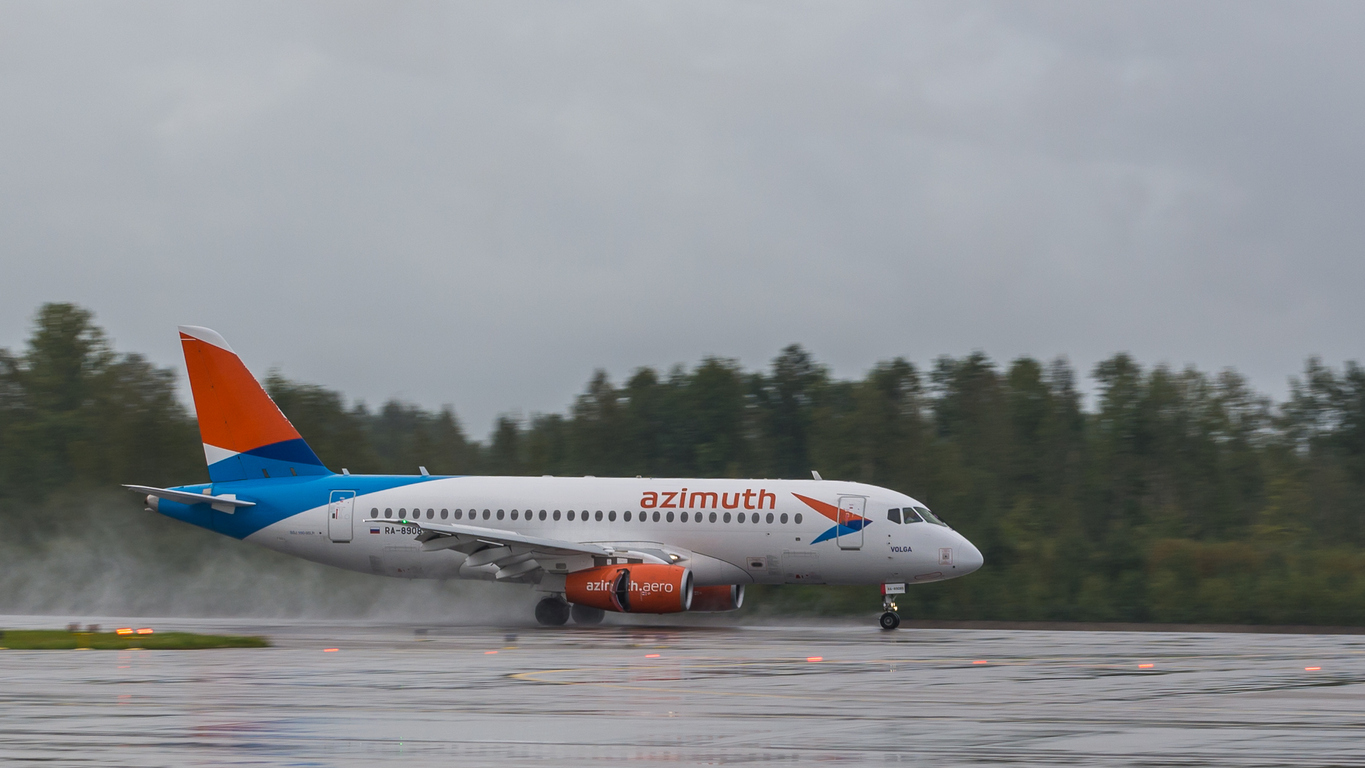 Авиакомпания Азимут впервые в России получит самолет SSJ-100 со старыми двигателями