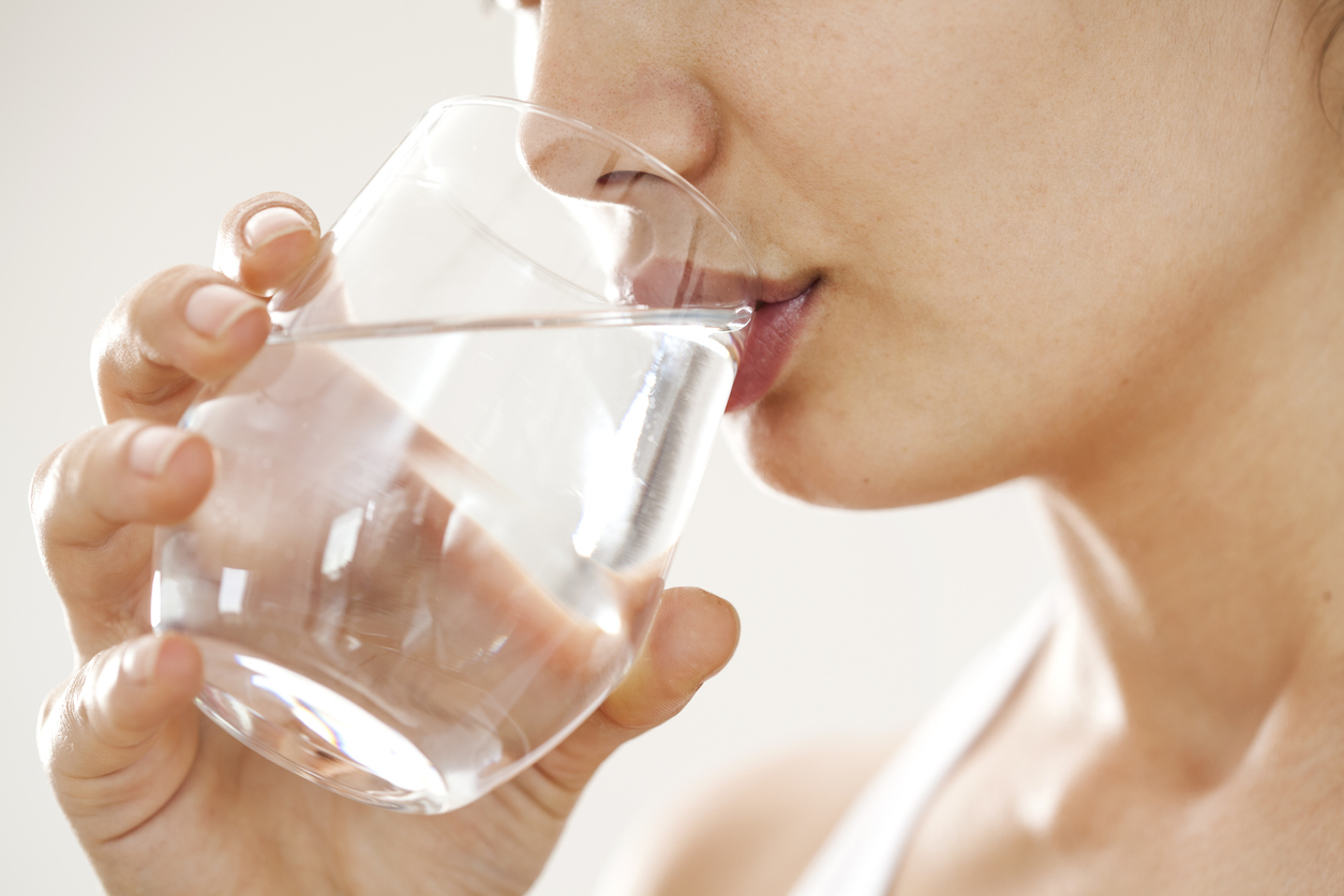 Ученые из Шотландии: рекомендация выпивать 8 стаканов воды в день избыточна