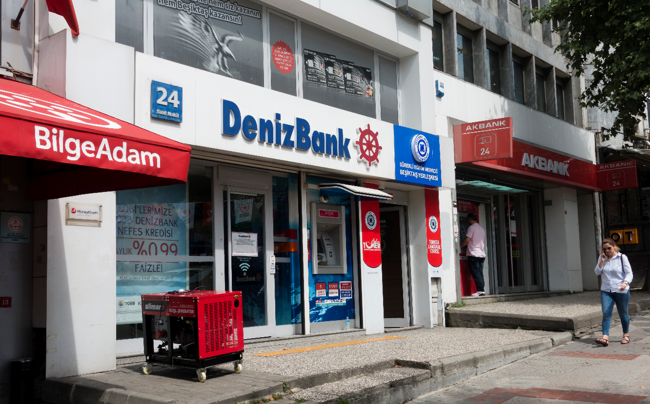 Один из крупнейших турецких банков Denizbank ужесточил условия обслуживания россиян