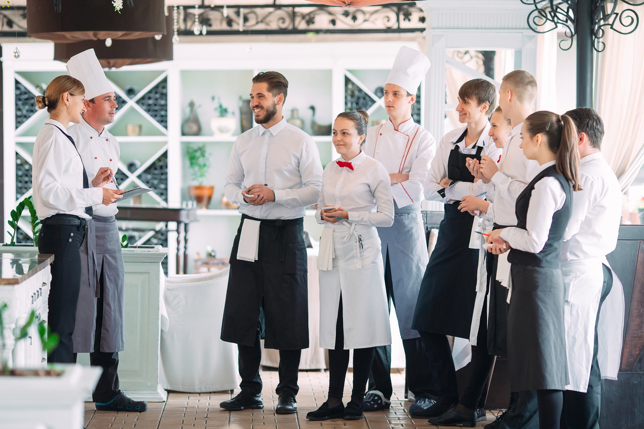 В 2022 году число россиян, ищущих работу официантов, бариста и поваров, выросло на 47%