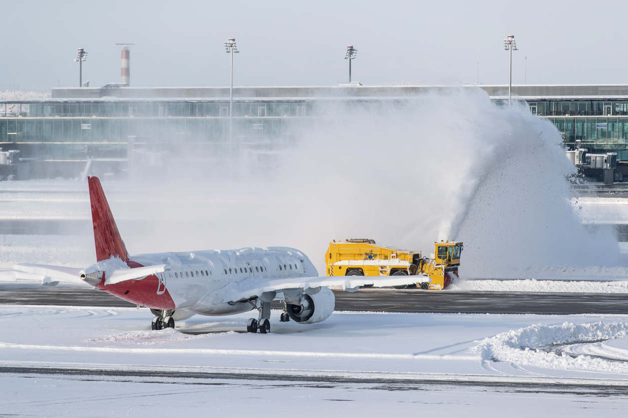 Более 70 рейсов задержали или отменили в Москве из-за сильного снегопада          