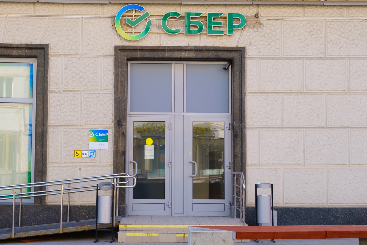 Из-за санкций Сбер закроет офис в ОАЭ в начале 2023 года