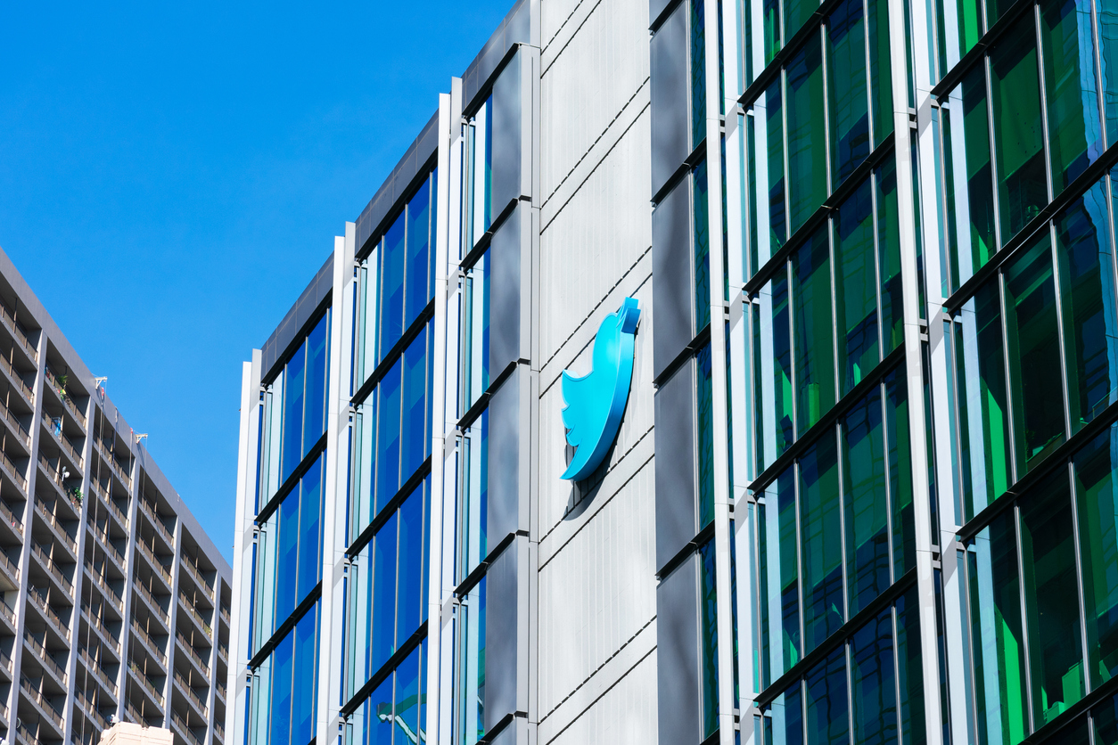 Twitter уволила несколько десятков сотрудников