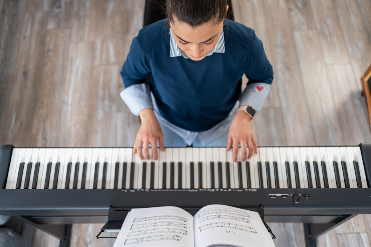 Ученые из Университета Бата: игра на фортепиано повышает производительность мозга и снимает стресс