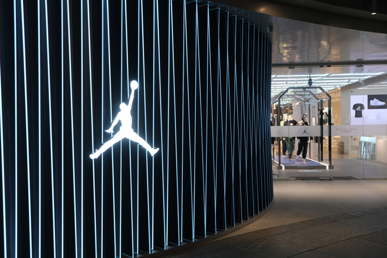 Вышел трейлер фильма AIR о взлете компании Nike с Беном Аффлеком и Мэттом Деймоном          