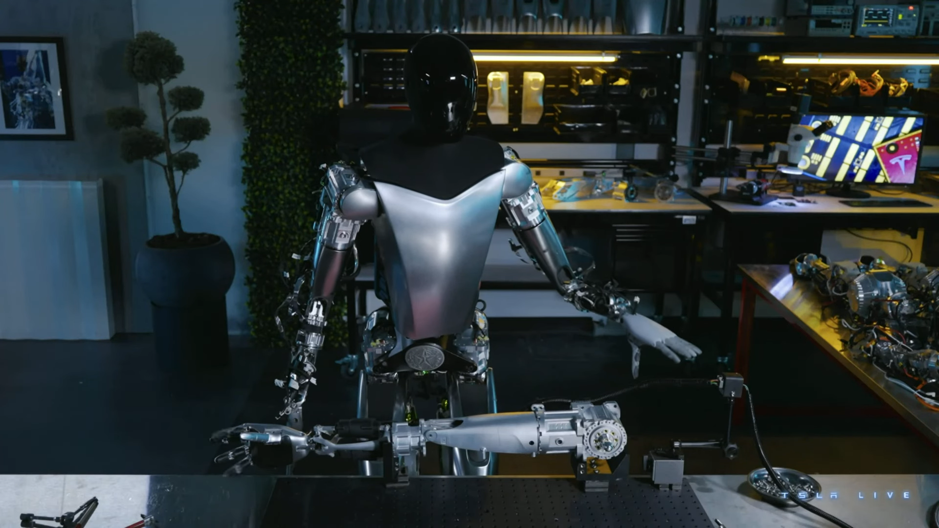 Илон Маск заявил, что роботы-гуманоиды Optimus от Tesla превзойдут людей по численности