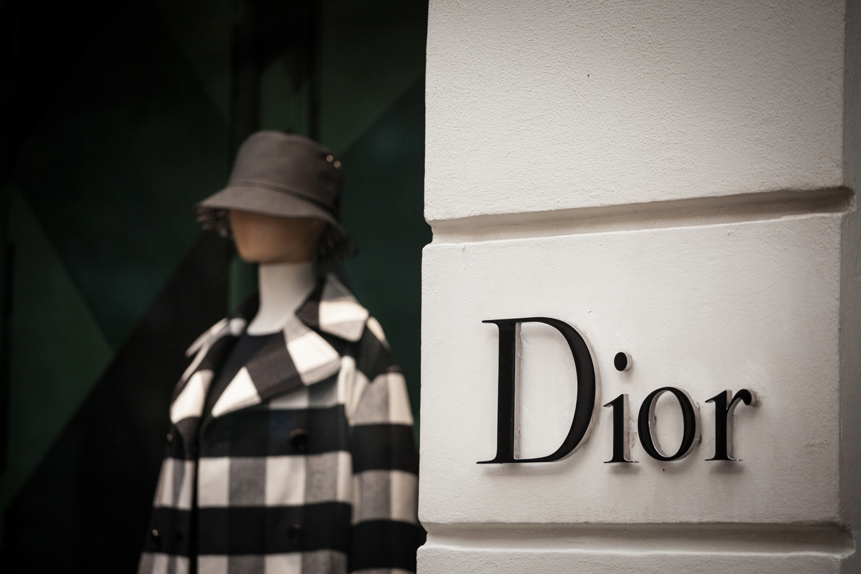 Продажи люксовых брендов Dior, Chanel и Tiffany в России рухнули более чем на 70%