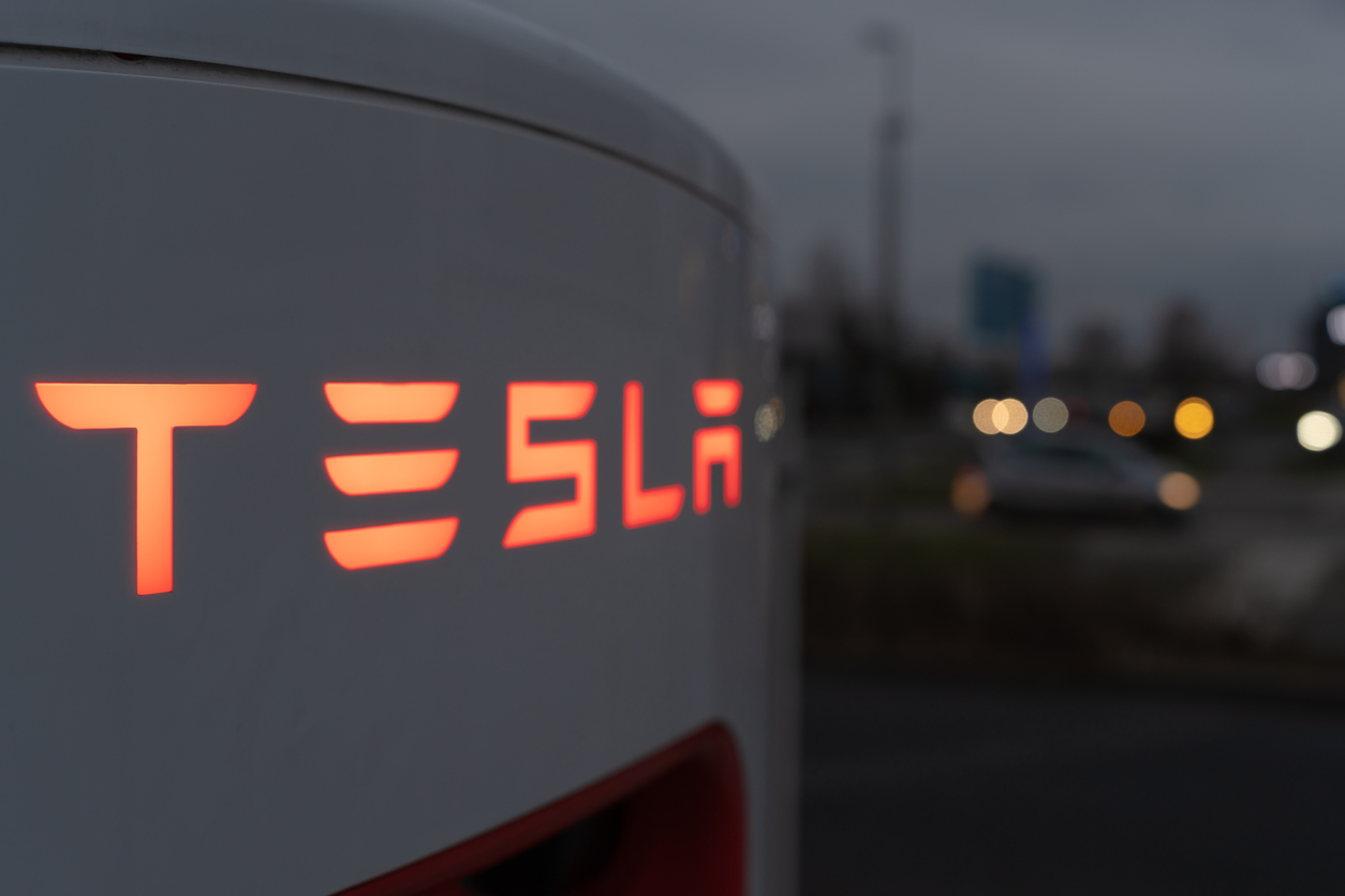 Прибыль Tesla упала на 24% за год