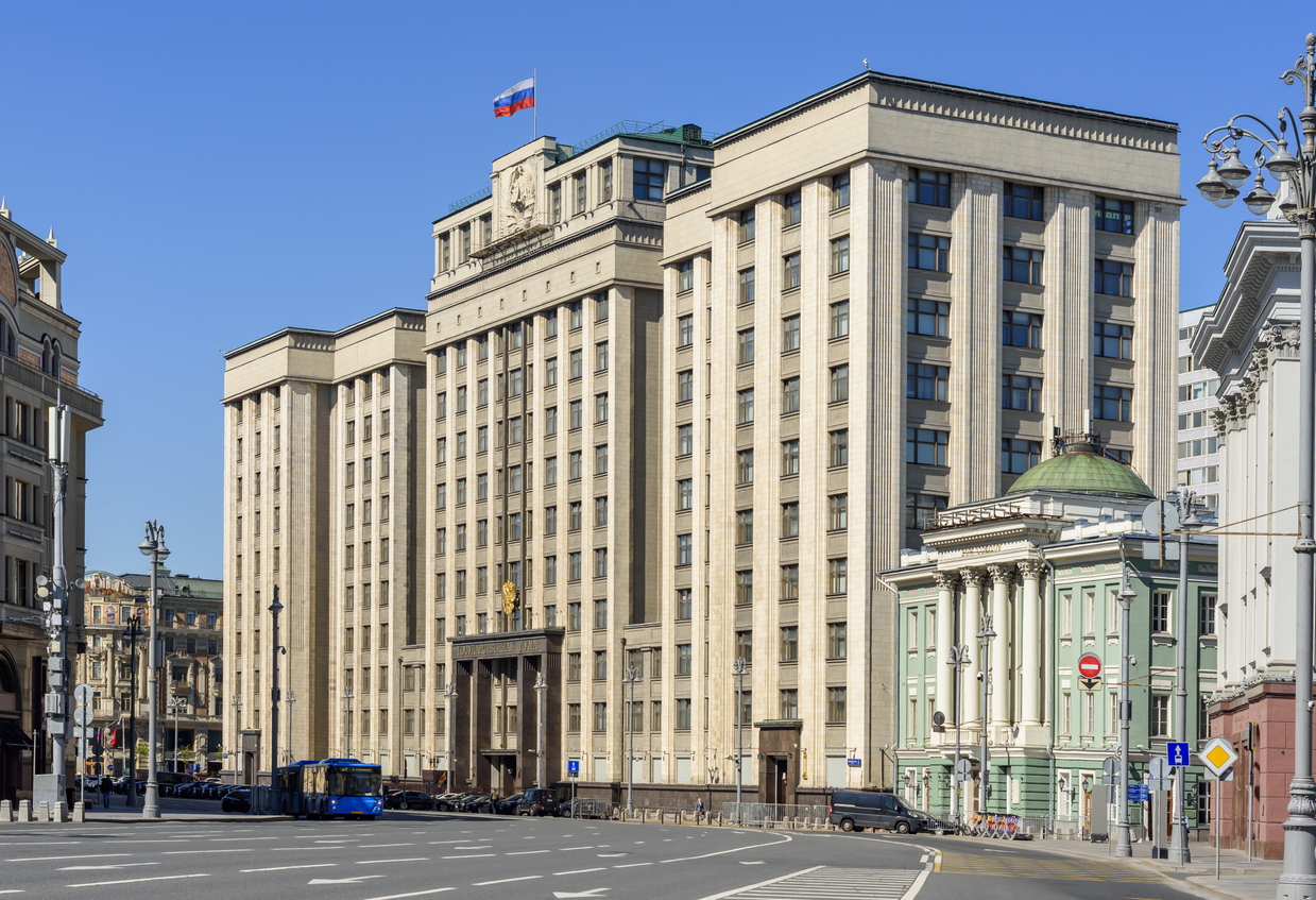 Правительство внесло в Госдуму законопроект о 30%-ном налоге для уехавших