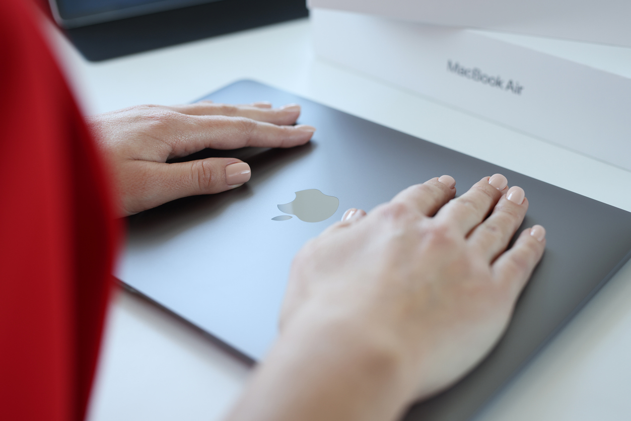 Суд утвердил мировое соглашение по коллективному иску против Apple из-за клавиатуры-бабочки в MacBook