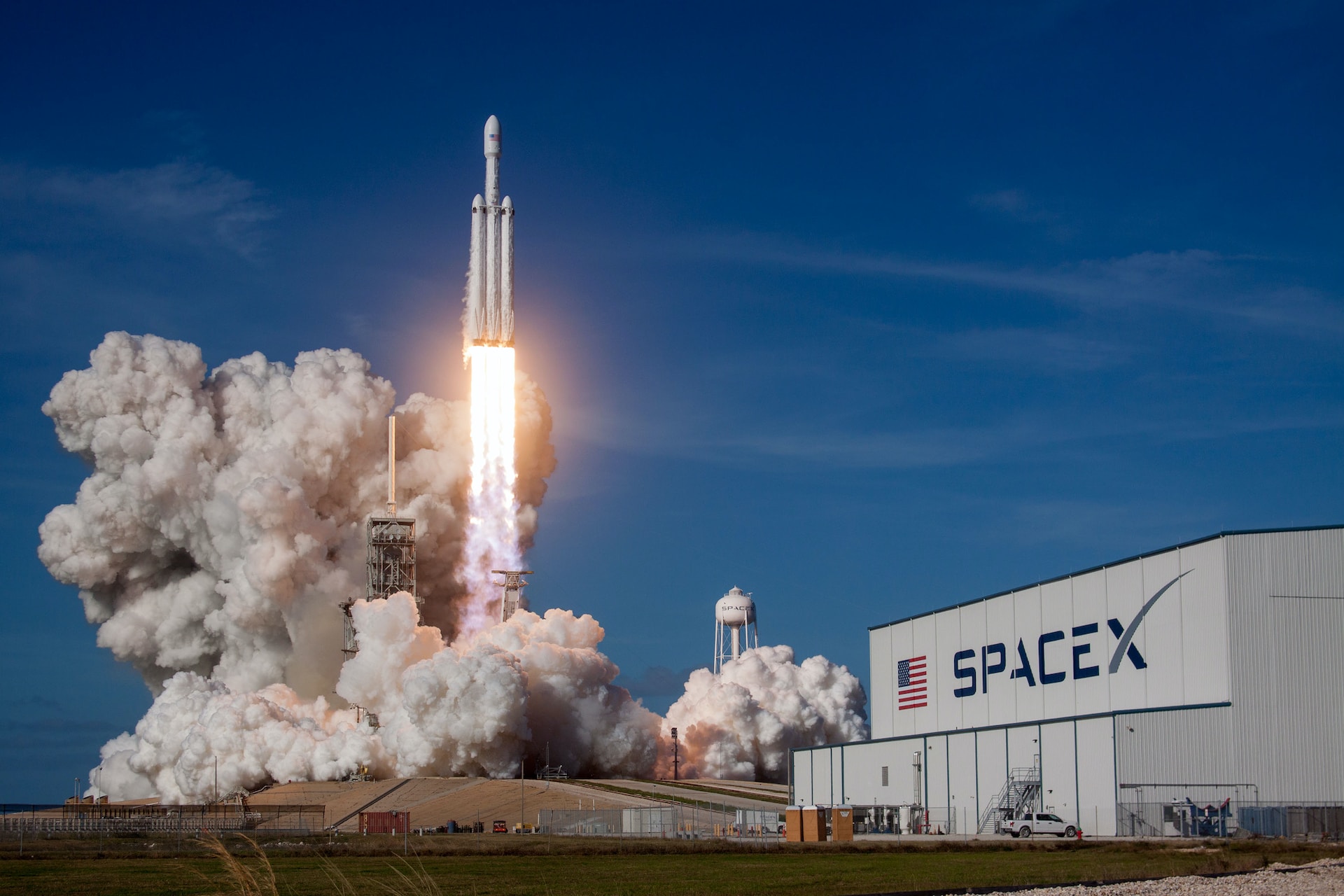 SpaceX запустила на орбиту ракету Falcon 9 с партией спутников Starlink