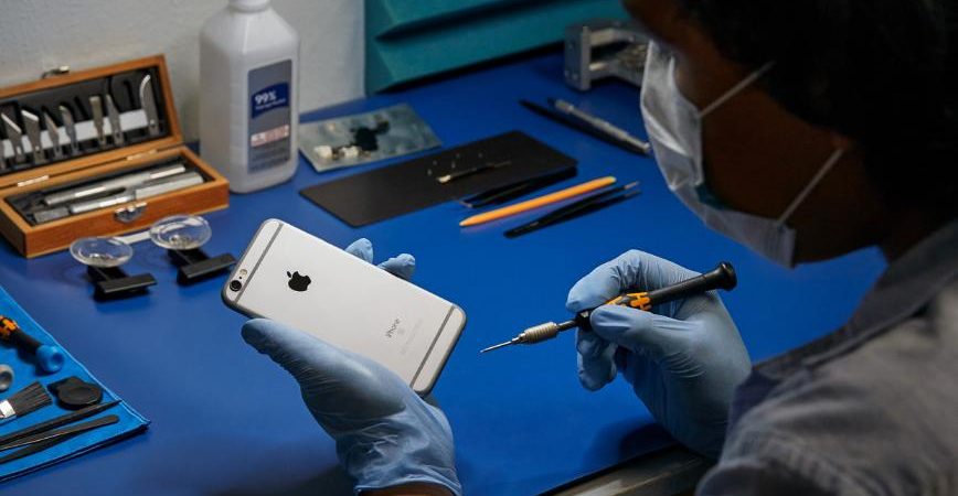 Россияне стали реже покупать новые телефоны. Спрос на ремонт старых iPhone вырос на 33%