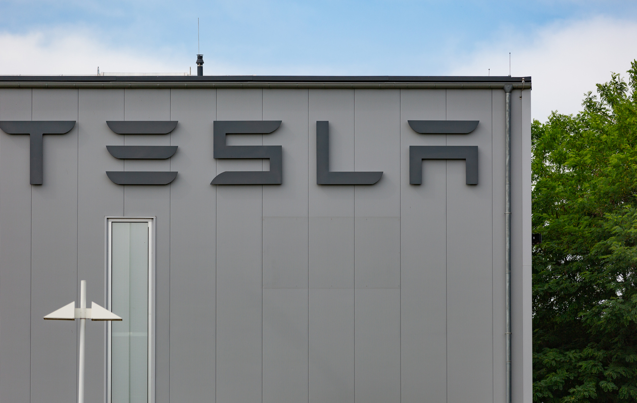 Утечка данных о заработной плате в Tesla: сколько зарабатывают работники фабрик Илона Маска          