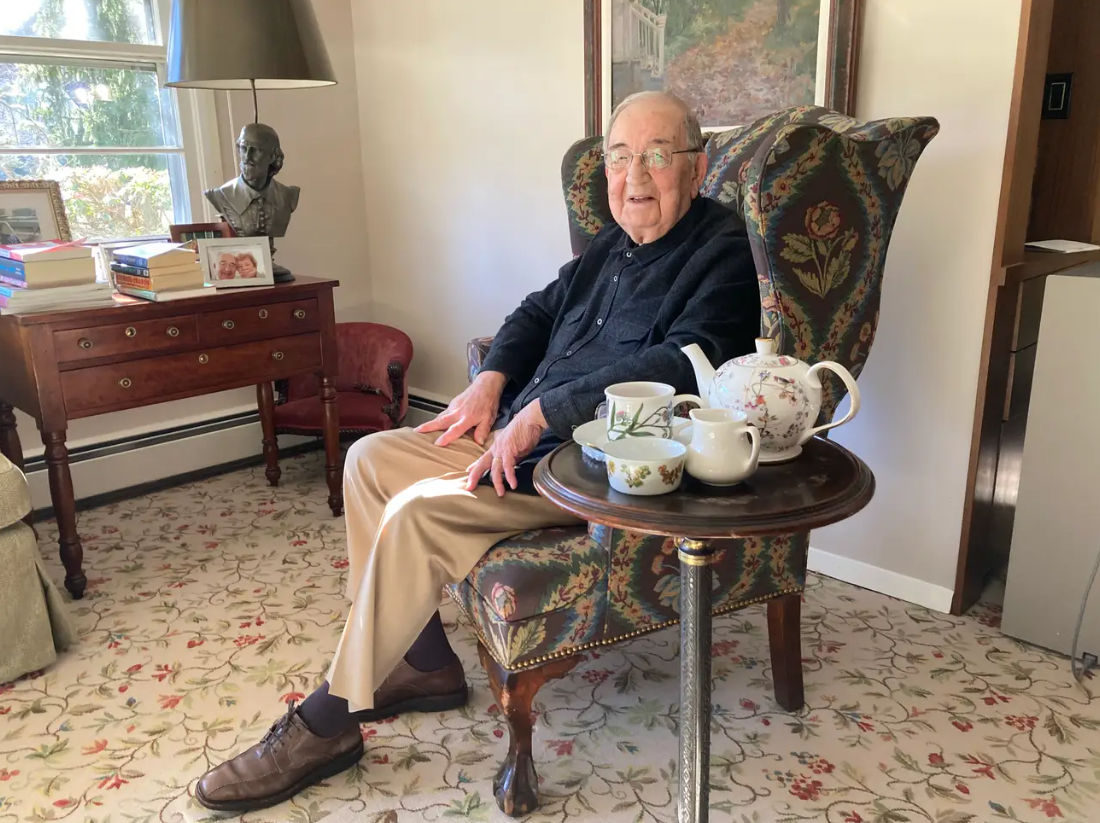 101-летний долгожитель рассказал, как он добился своих целей в карьере, и поделился своим секретом долголетия          