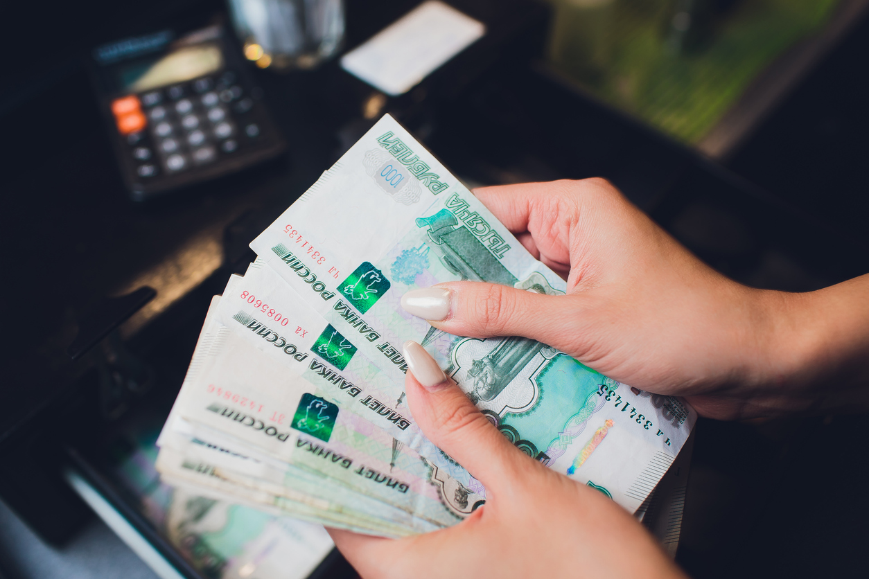 ВЦИОМ: Уже 90% россиян пользуются банковскими картами. 50% при этом уверены, что наличка никуда не денется          