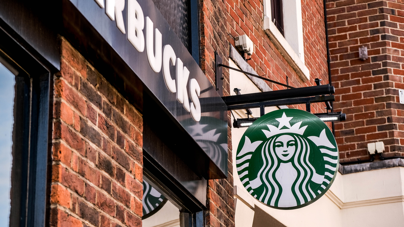 Starbucks обвинили в дискриминации клиентов с непереносимостью лактозы. На компанию подали иск на $5 млн          