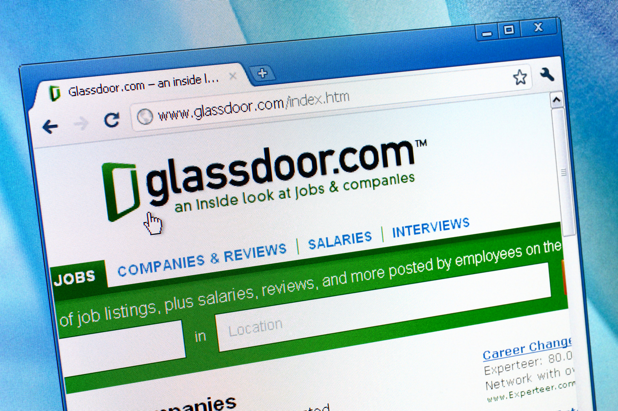 Сервис Glassdoor добавил настоящие имена в профили пользователей без их согласия, «спалив» их работодателям          