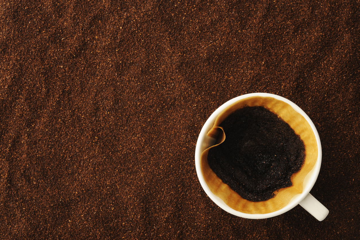 Ученые нашли еще одно полезное применение остаткам кофейной гущи: в качестве защиты пищи от гербицидов