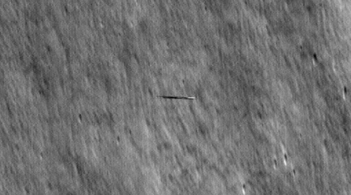 НАСА заметило пролетающий мимо Луны объект, похожий на доску для серфинга          