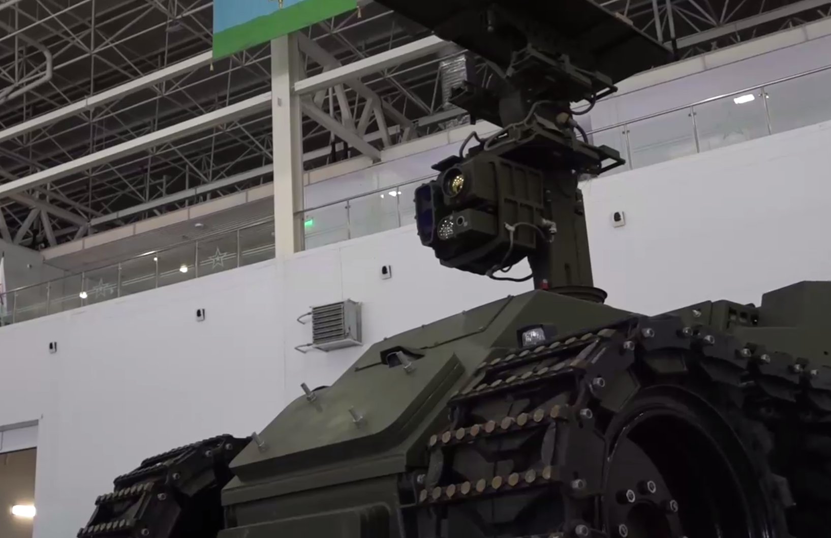 В России показали современный отечественный робокомплекс. Шойгу приказал оснастить робота автоматом          