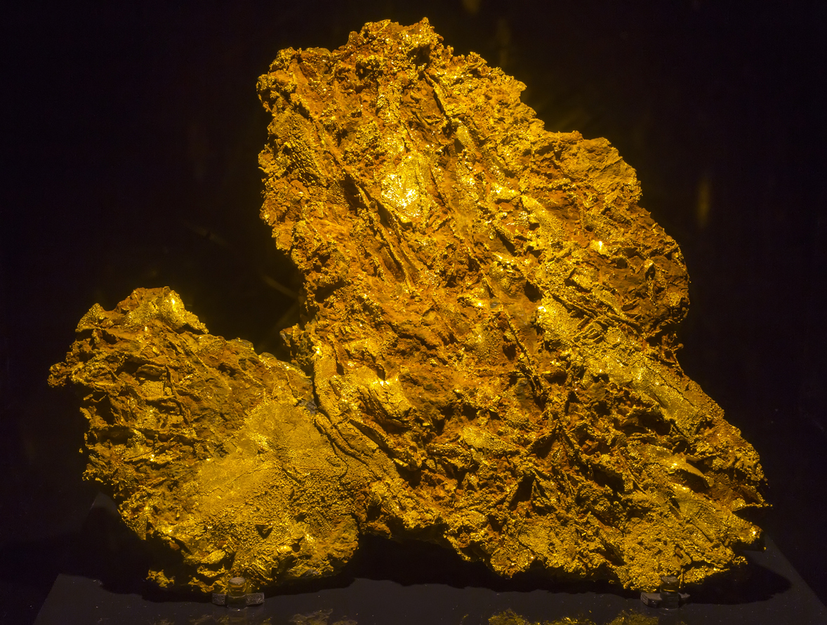 Ученые создали новую форму золота в виде листа толщиной в один атом          