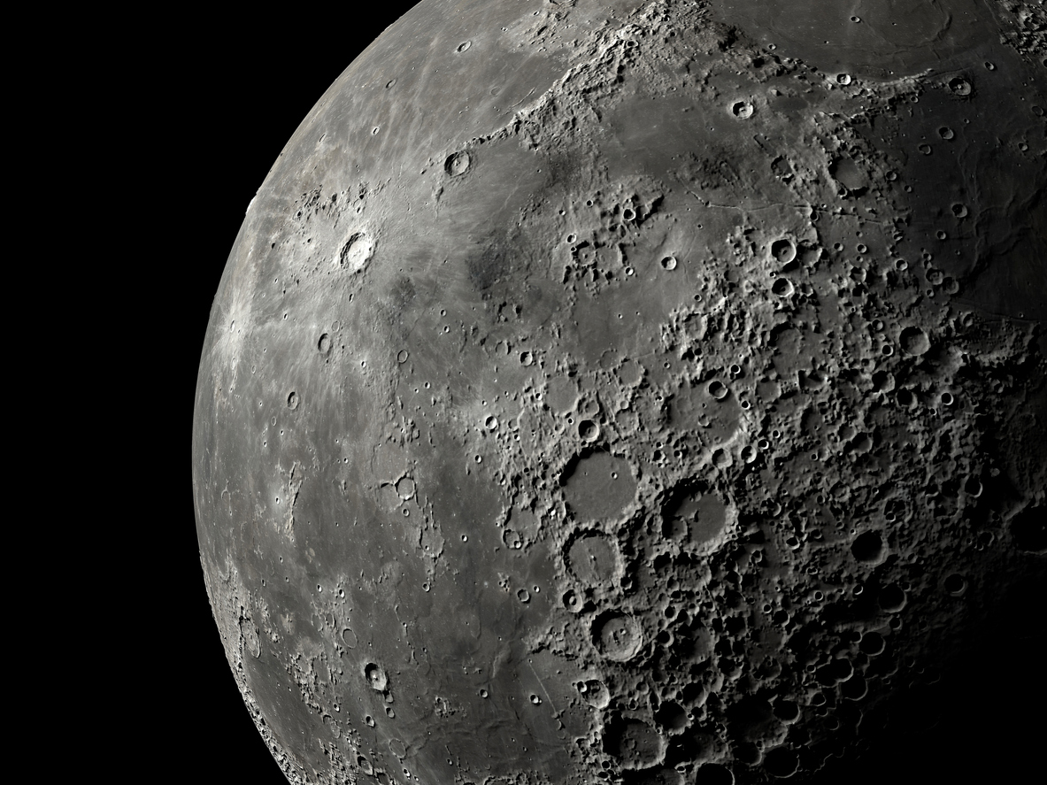 Ученые выяснили, что несколько миллиардов лет назад Луна перевернулась вверх дном          