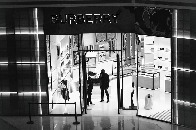 В связи со снижением спроса на предметы роскоши прибыль Burberry упала на 40%          