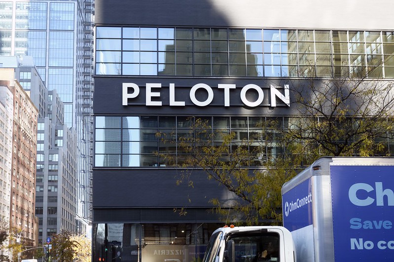 Peloton уволила 400 сотрудников из-за смены генерального директора
