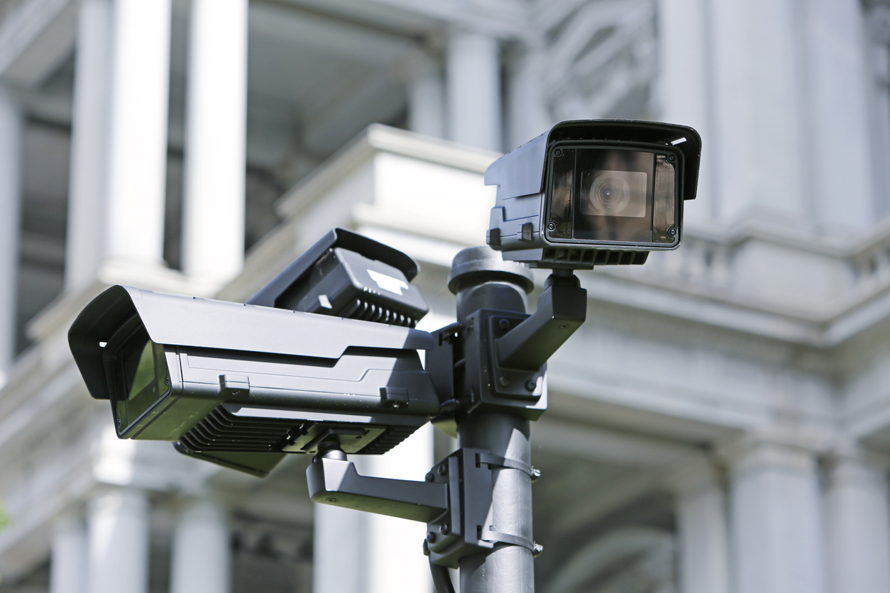 В Великобритании установили камеры с ИИ на дорогах: они находят и штрафуют водителей с телефонами в руках