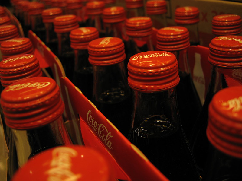 Любители Coca-Cola пожаловались на «раздражающие» экологичные крышки, прикрепленные к бутылке с напитком          