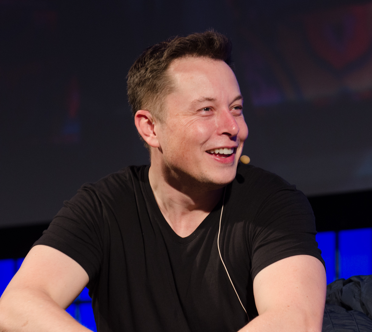 Акционеры Tesla подали в суд на Илона Маска за создание конкурирующей компании по производству ИИ          