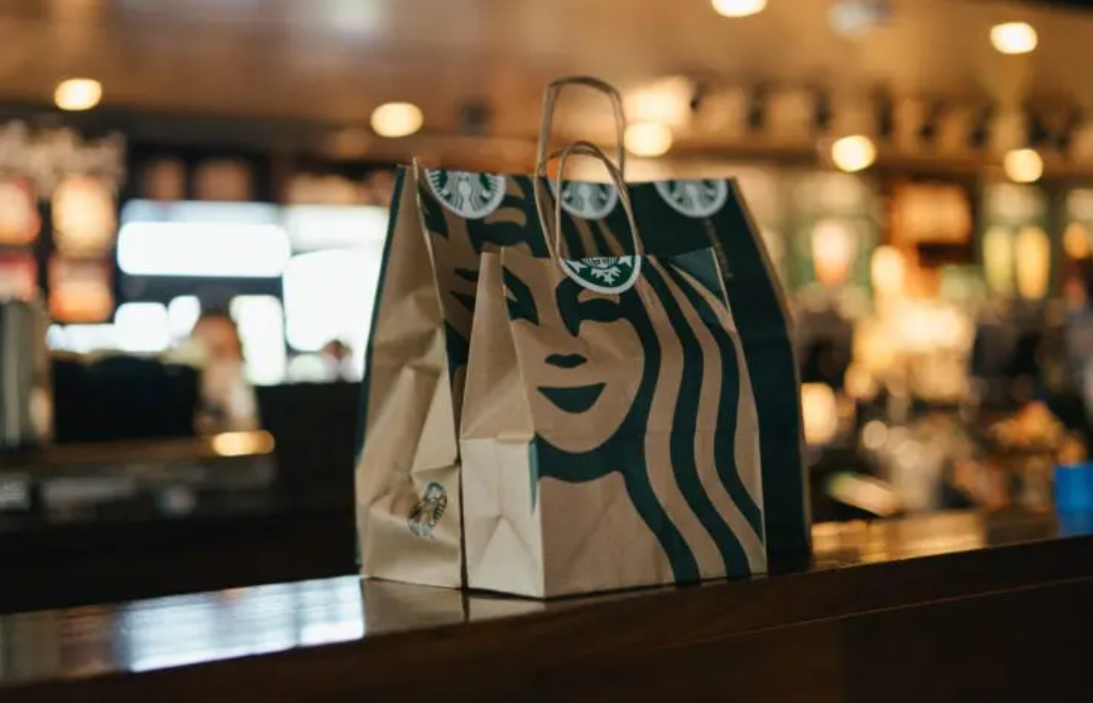 Экс-CEO Starbucks Говард Шульц: сети необходимо сконцентрироваться на клиентском опыте          